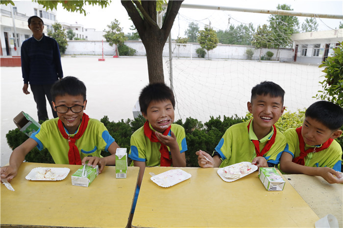 六一儿童节献爱心慰问活动,关爱困境儿童六一慰问暖童心