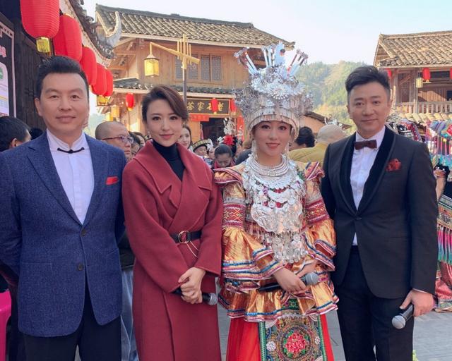 张蕾气质好又会穿,张蕾穿同款藏青色风衣