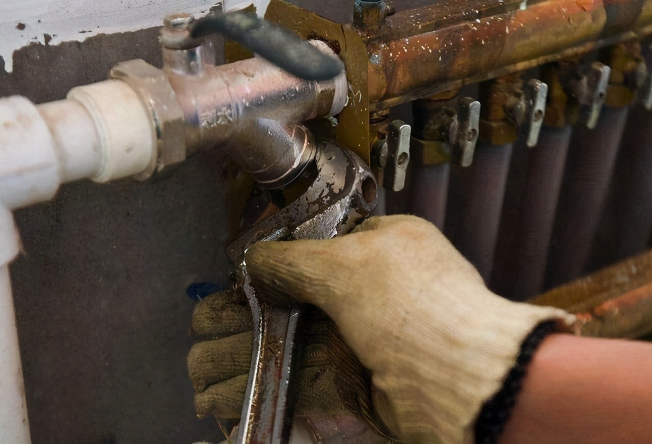 暖气管供回水接反会热吗,暖气供回水管安反了