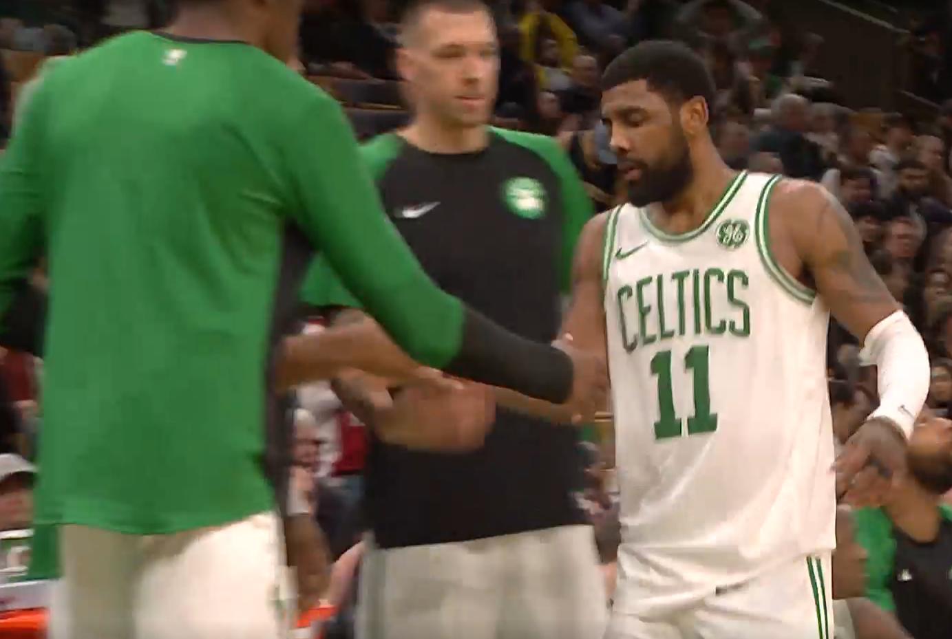 真不愿意和韦德交换球衣？欧文赛后早已离场，韦德看起来挺失望