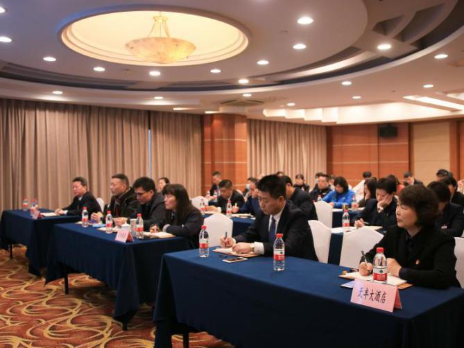 天丰集团、天丰大酒店联合开展“学《中国*产党共**章程》树*产党共**员模范形象”主题*党**课活动