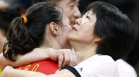 卸任女排主教练郎平,郎平退役后回国了吗