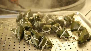 包粽子教程一步一步来,包粽子的详细教程来啦