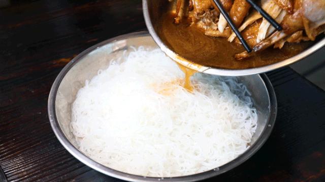 宝安人的顺德饭堂，生蚝用木桶蒸，还加黑松露