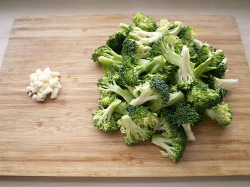 西兰花内有许多小虫还能吃吗,煮好的西兰花发现有虫还能吃吗