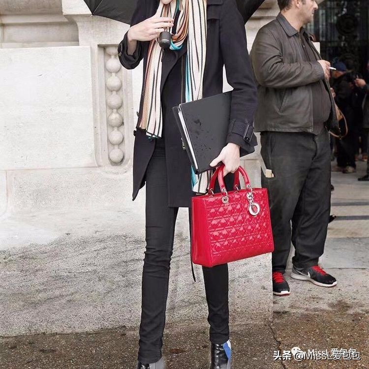 母亲节给妈妈做什么样的包包,母亲节该送什么样的包包