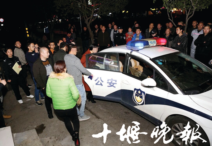 十堰警方突击夜查,十堰扫黄赌毒警察抓捕过程