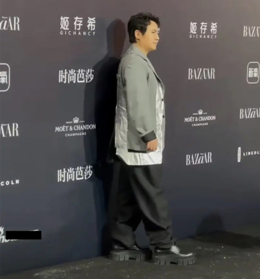 明星鞋底多厚？AB一双驴蹄反复穿，沈腾鞋底厚度不输倪妮防水台