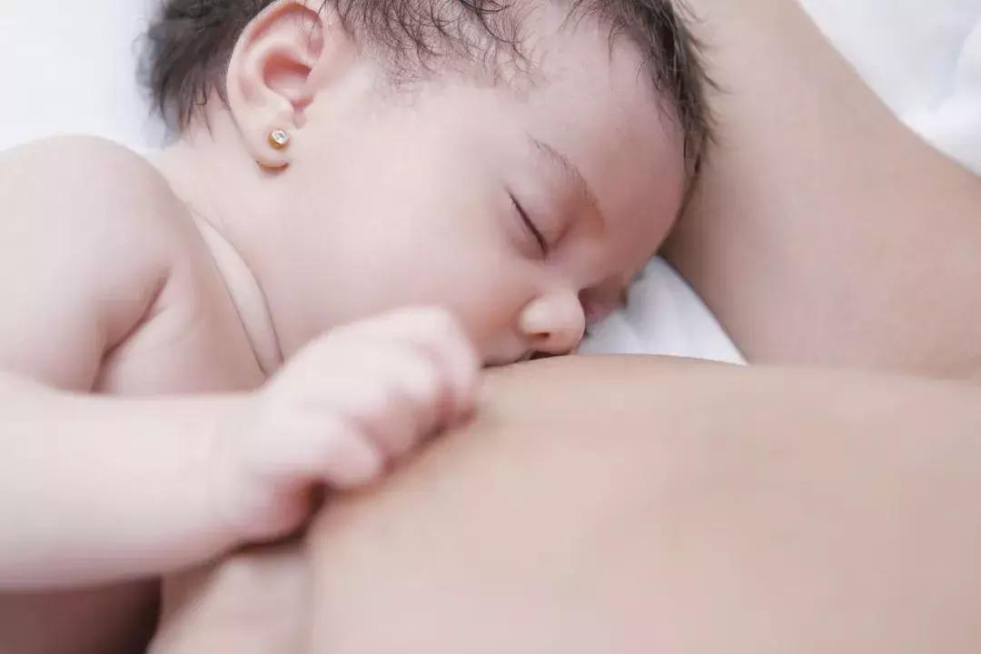 七个月宝宝长牙咬乳头,宝宝还没长牙就会咬乳头