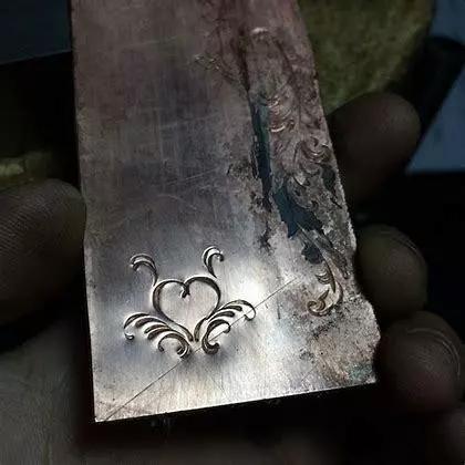 錾刻需要使用不同的錾子,錾刻工艺和篆刻工艺的区别