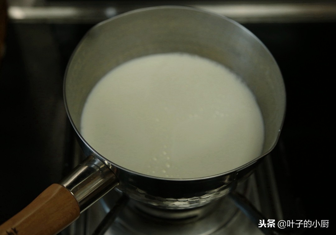 姜撞奶做法不凝固的原因,冬日甜品生姜奶不用锅煮