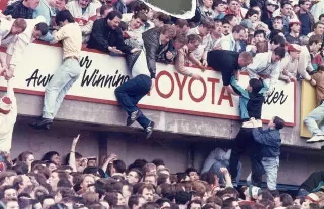 足球惨烈受伤瞬间,足球赛场踢死人事件