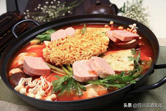 火遍夜市的“部队火锅”，一开始是用美军剩菜做的，很多人当成宝
