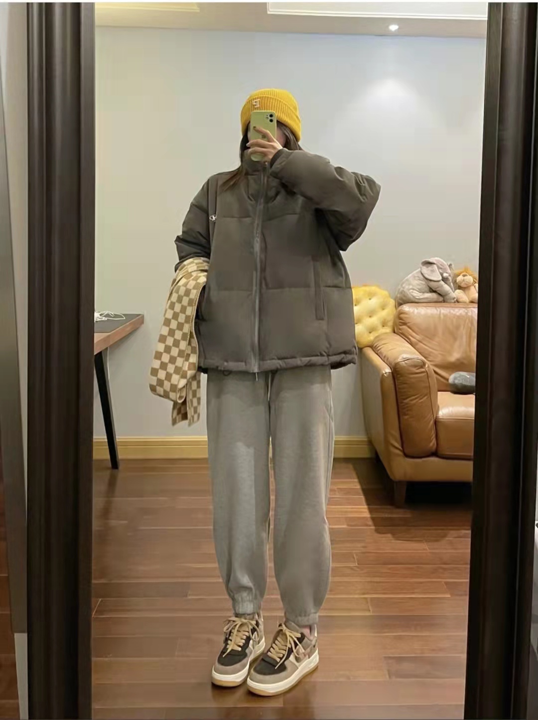 冬天灰色短裙配什么上衣,冬天女生灰色运动裤搭什么上衣