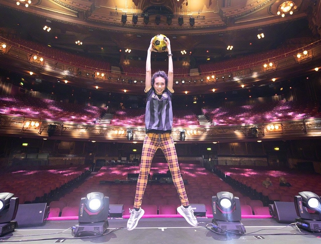 莫文蔚粉红色短装,莫文蔚穿衣风格有多胆大