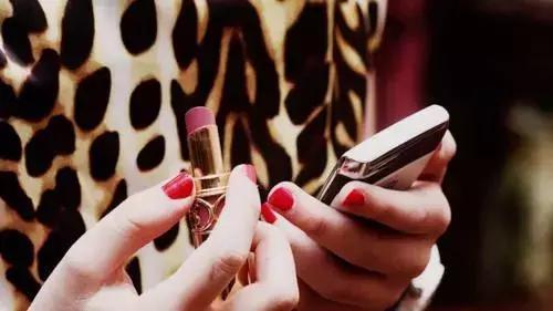 从李佳琦的口红营销看美妆零售