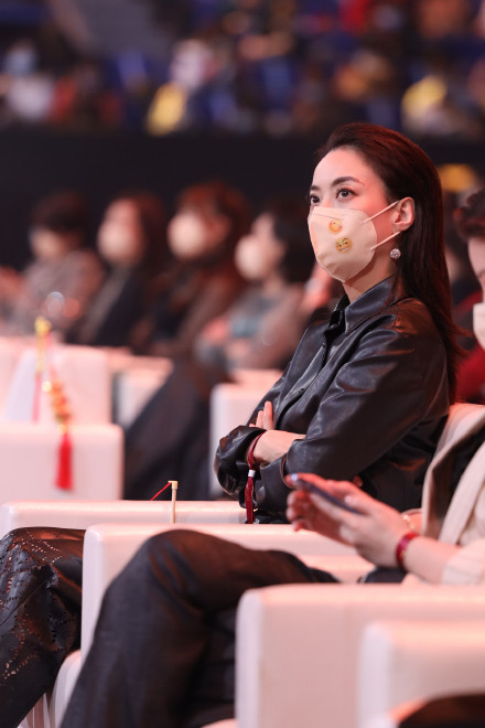 微博之夜杨颖杨幂讨论热巴,微博之夜迪丽热巴与邓超