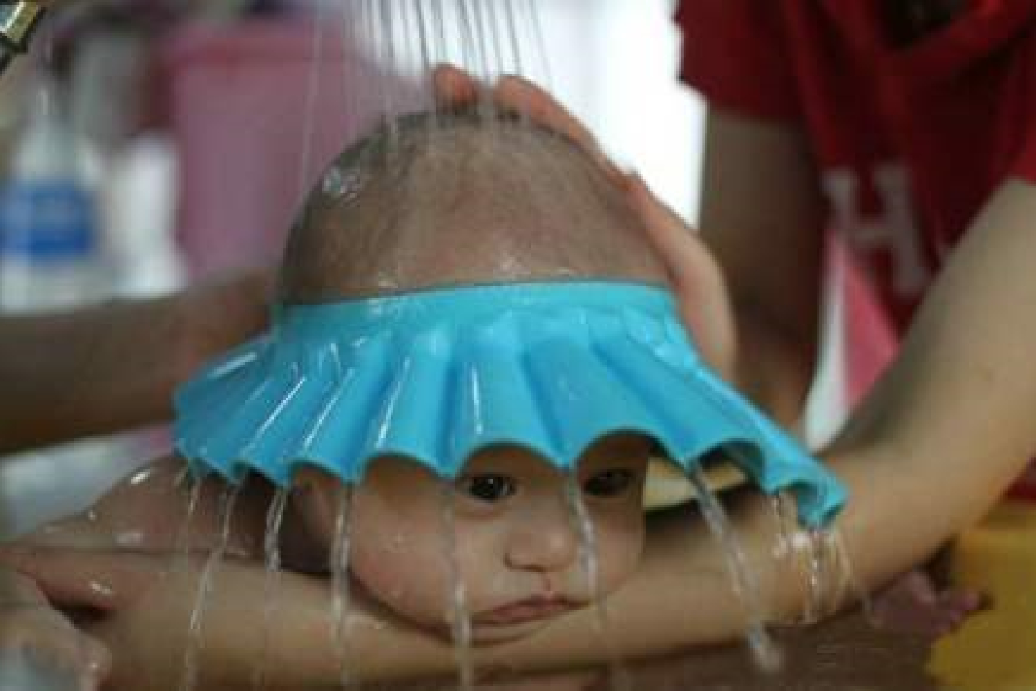 新生儿没剃胎发之前头发发黄,婴儿剃掉胎发后新长的头发有点黄