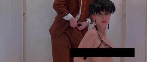 艺妓变成佣人，主人看上艺妓，倾倒于肉体，醉心于欲望