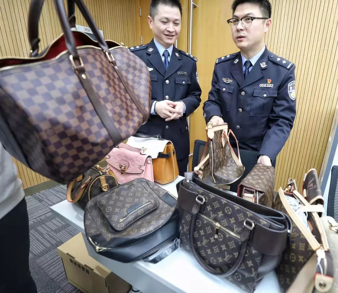 burberry鍥村肪浠锋牸浣庝簬1500,burberry鍥村肪娣樺疂1鍗冨鏄湡鐨勫悧