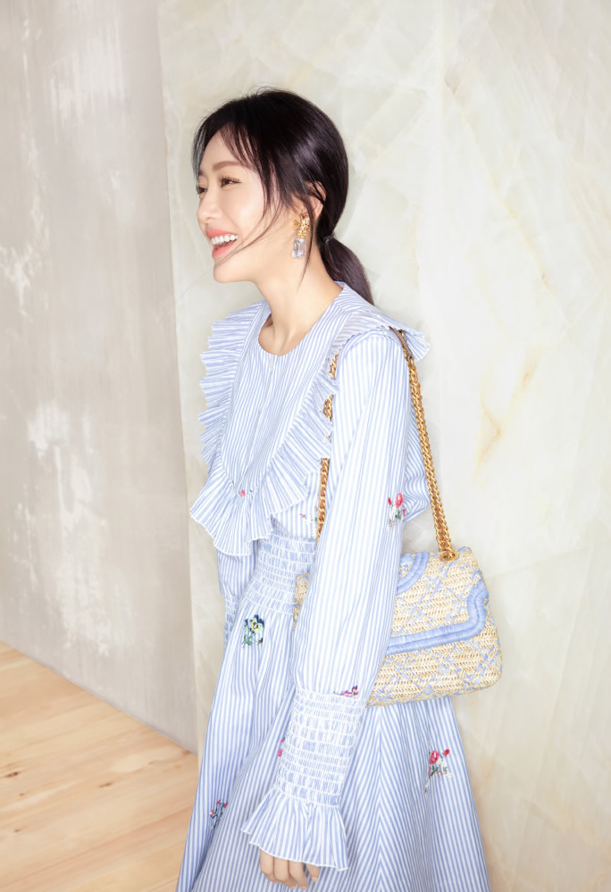 秦岚穿雨衣视频,秦岚白色雨衣图片