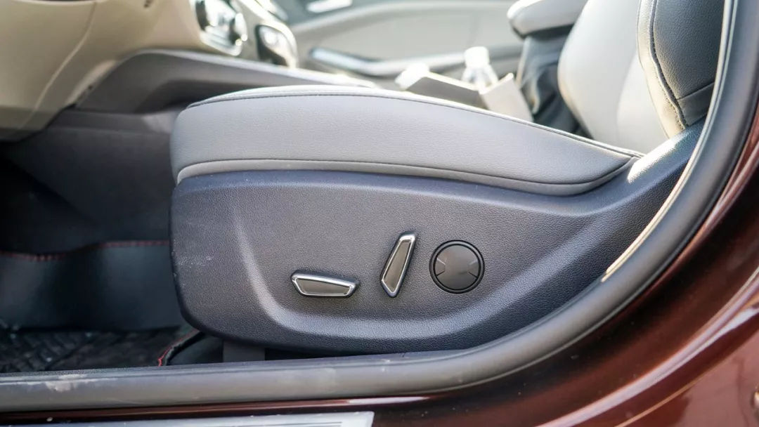 福特新款福睿斯实拍曝光颜值提升,长安福特福睿斯性能测试