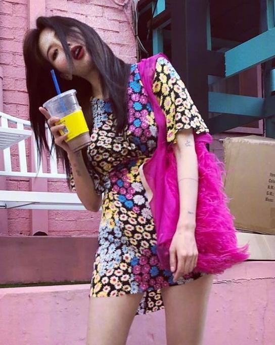 泫雅黑色衣服,泫雅穿红卫衣