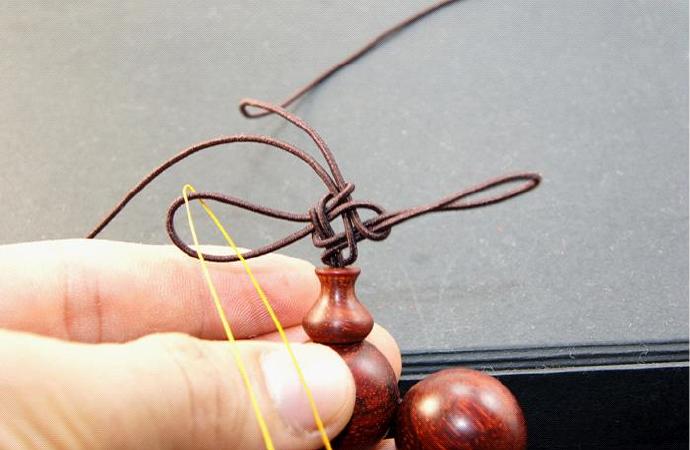 佛珠手链三通穿法及吉祥结编法,橡皮筋佛珠三通的穿法慢步骤