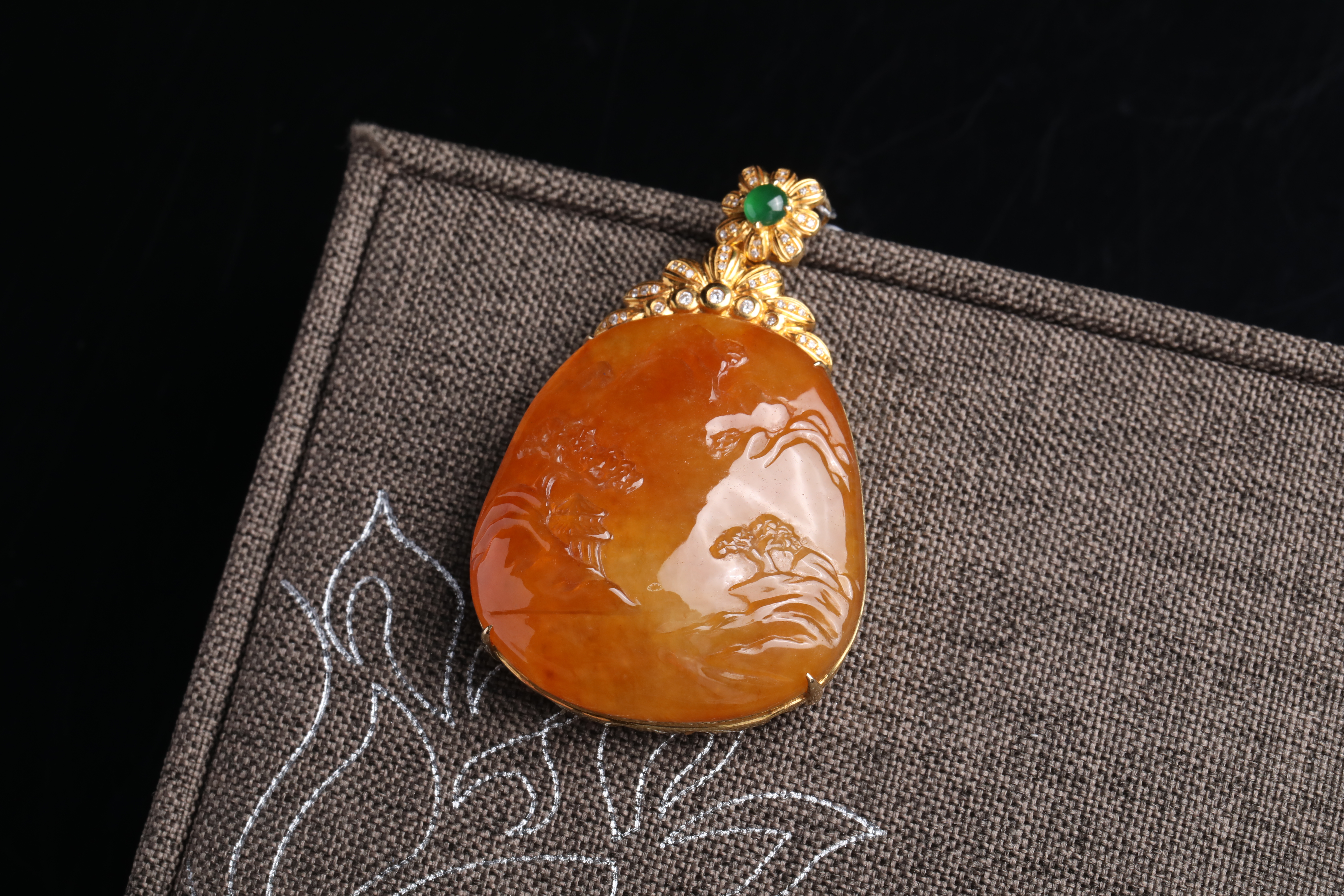 冰种翡翠会发紫光吗,冰种翡翠手镯棉絮多