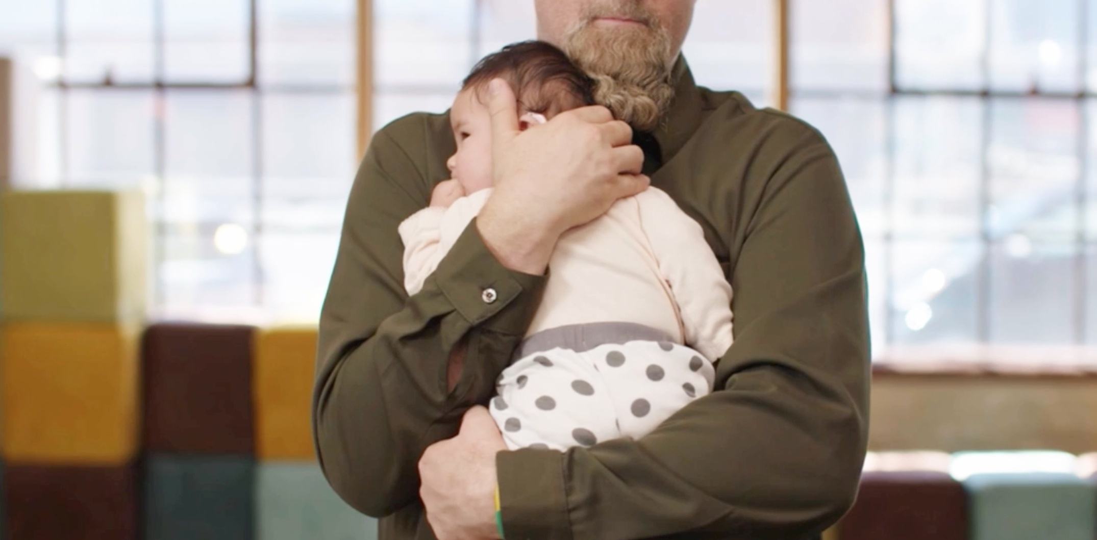 婴儿哭得很大声给奶喝就不哭,婴儿很轻声的哭