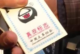 花一千多买的皮衣，用手一撕就破！老板辩解却当场“翻车”