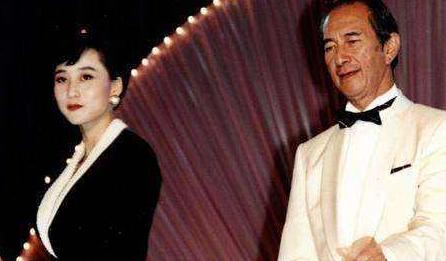 21年前，李连杰抛下原配娶港姐利智，媒体：情义千斤不敌胸部四两