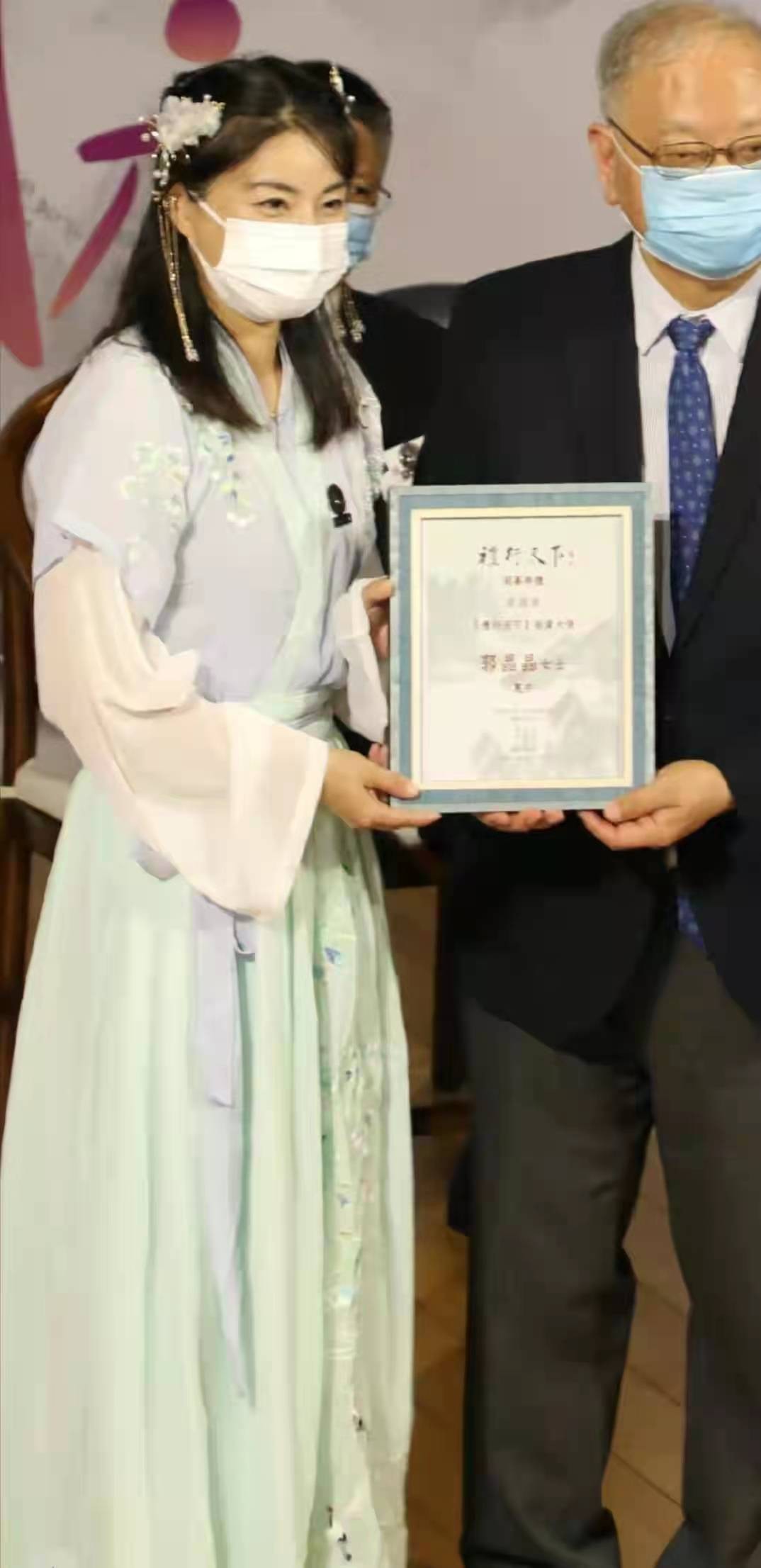 霍启刚真是宠妻狂魔完整版,霍启刚郭晶晶穿情侣装相拥晒恩爱