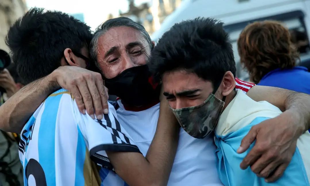 马拉多纳上帝之手拿冠军了吗,马拉多纳是梅西的什么人