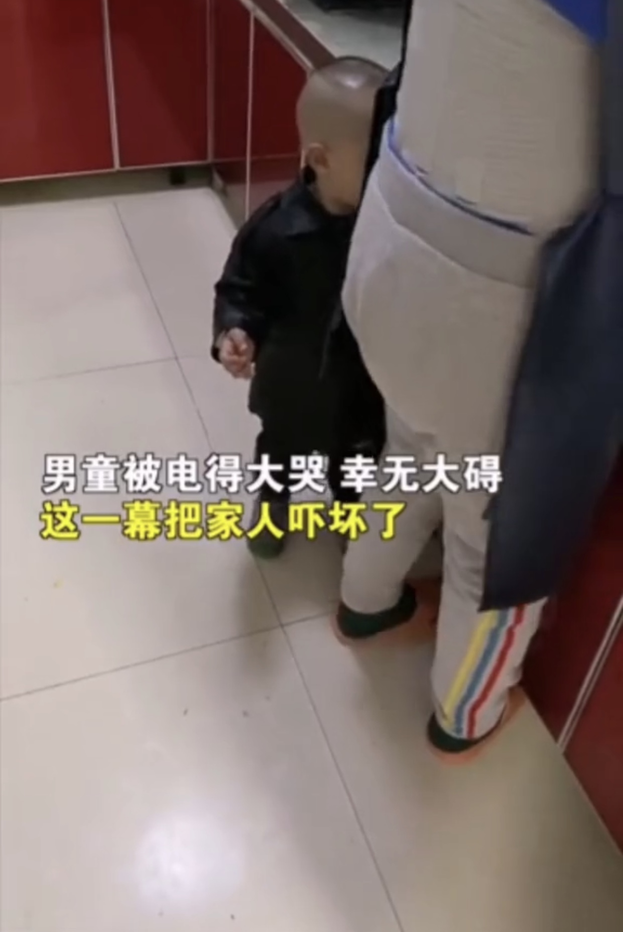 孩子碰插座危险,2岁小孩被插座电了