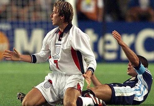 米兰德比冲突,米兰德比卢卡库伊布谁赢了