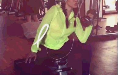 钟丽缇张伦硕人鱼夫妇跳舞视频,54岁钟丽缇穿红色人鱼装