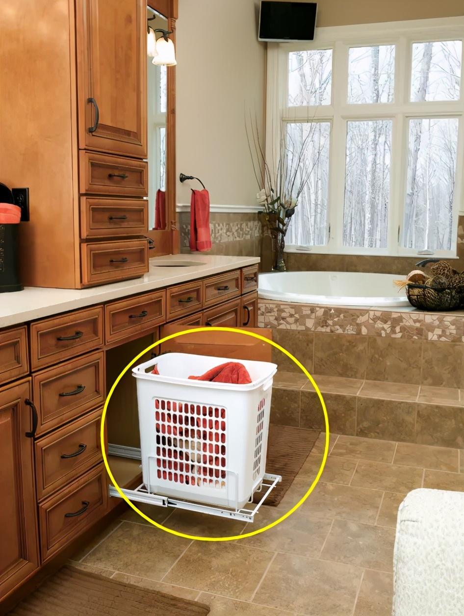 浴室柜侧面开个小口，脏衣篮藏里面正好，省地操作，邻居都夸绝了