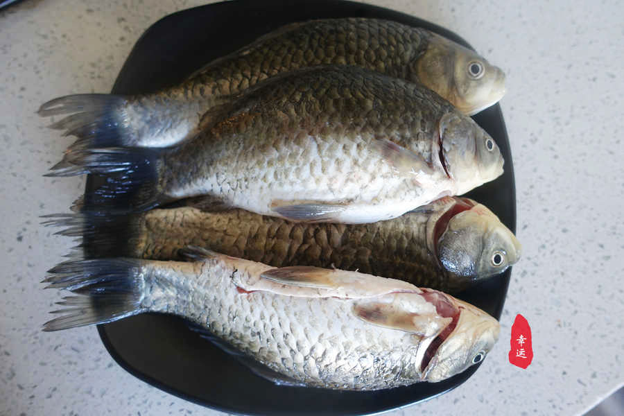 从高压锅中取出完整的酥鱼,真是不容易,它浑身酥软烂要轻拿轻放