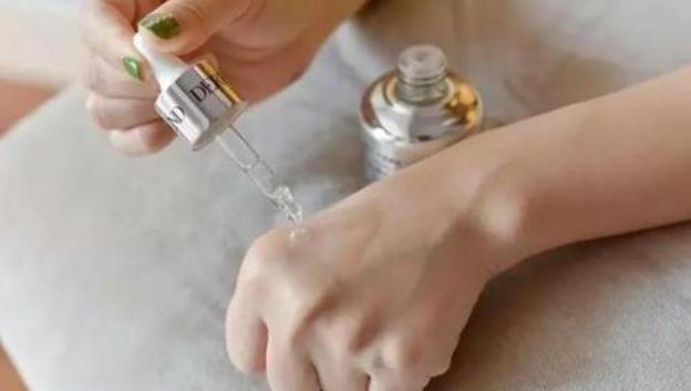 皮肤暗沉无光怎么办,补水精华液皮肤暗黄