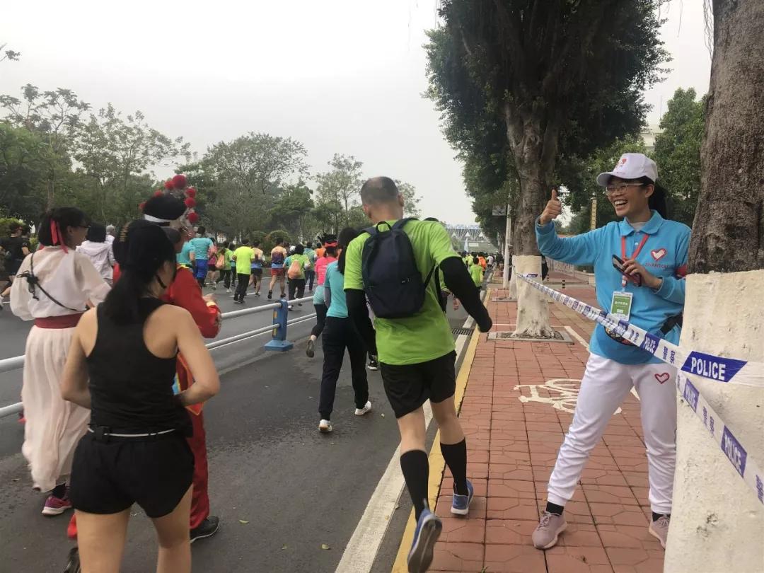 在街头当志愿者,凌晨四点出门当志愿者