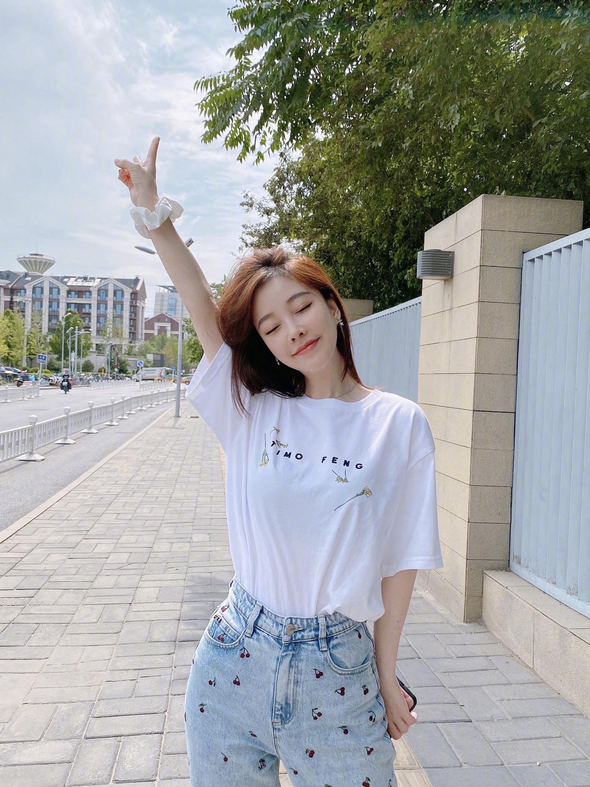 女生穿牛仔裤有什么技巧,宽松牛仔裤再次流行穿法个性时髦