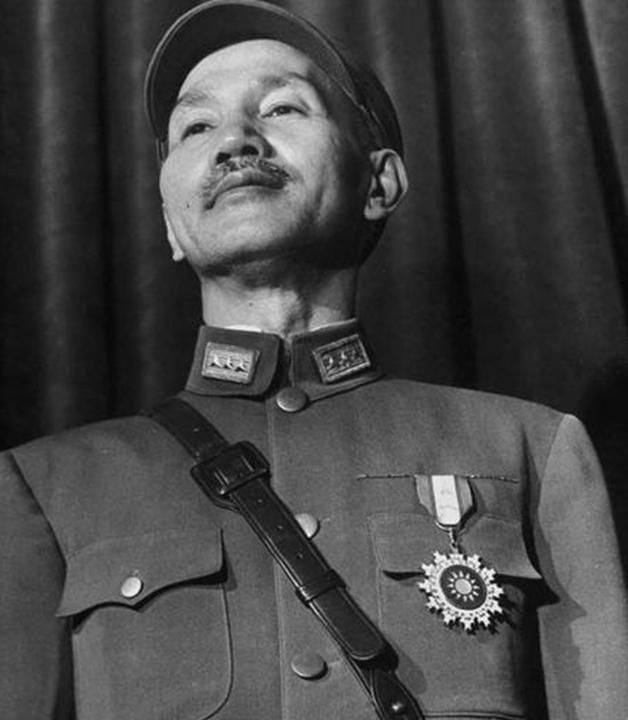 抗日战争中的飞将军，战场上数次逃跑，享年103岁，其子是影星