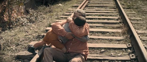 《文胸奇缘》：火车司机拿着文胸到处寻找失主，这影片太不正经了