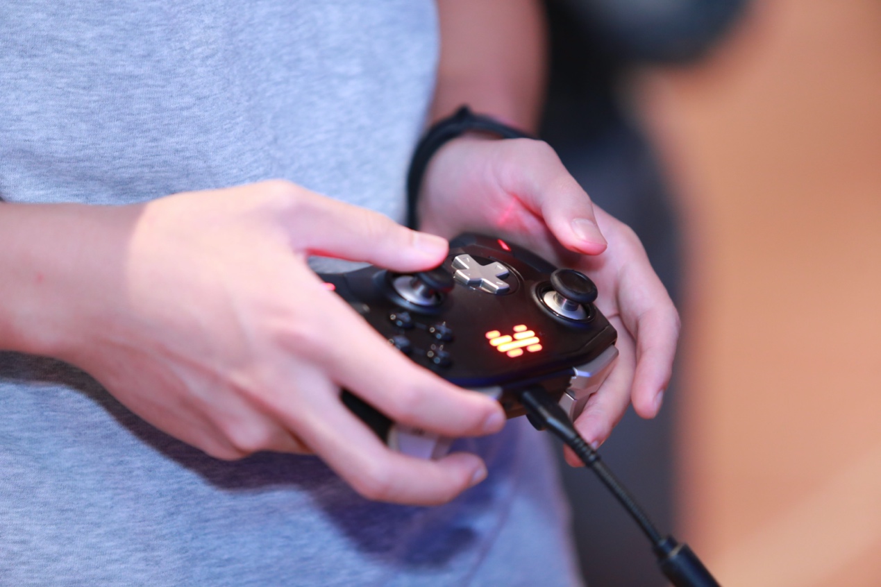 北通宙斯手柄跟xbox哪个好用,北通宙斯和xbox手柄哪个耐用