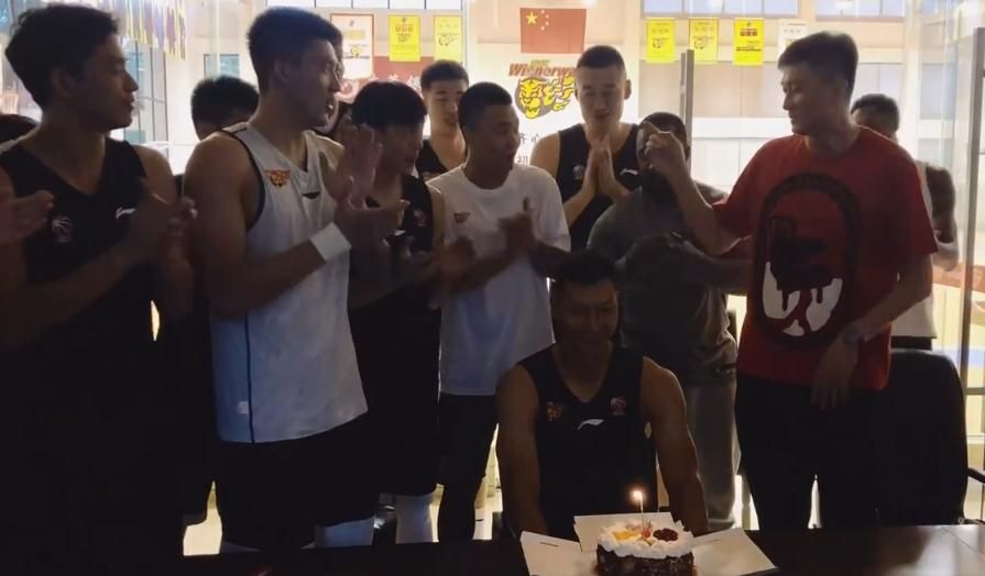 易建联补办生日！全队为他准备生日“惊喜”，最后他给阿联递纸巾