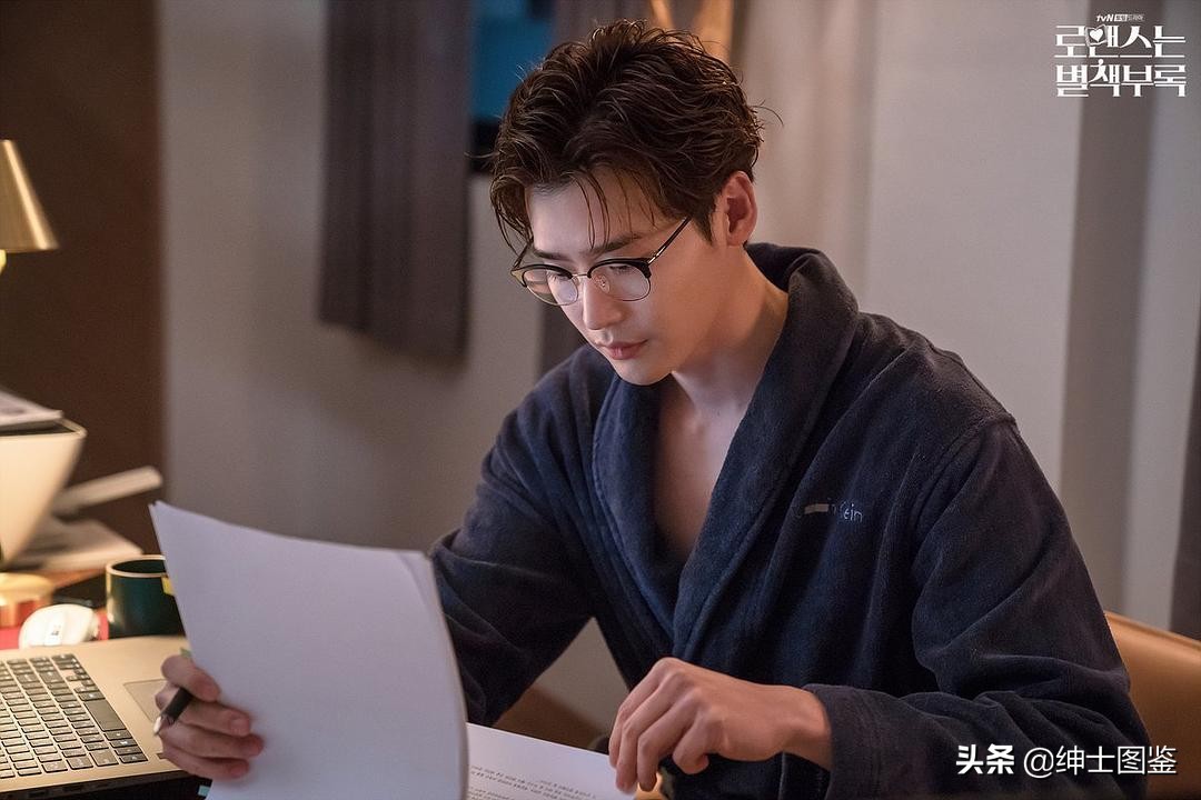 韩剧李钟硕穿搭高领,李钟硕黑色高领毛衣