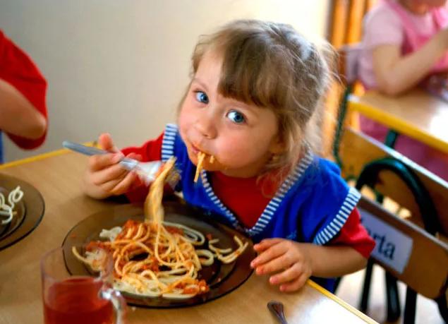 孩子不吃饭如何正确引导,如何引导幼儿园宝宝好好吃饭