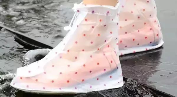 鞋子雨天怎么防水最好,鞋子进水了要重新洗下吗防止上霉