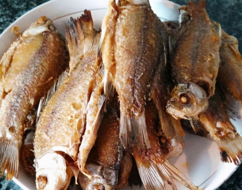 新鲜的鱼怎样煎它就不粘锅了,只要记住两点保证煎的鱼不粘锅